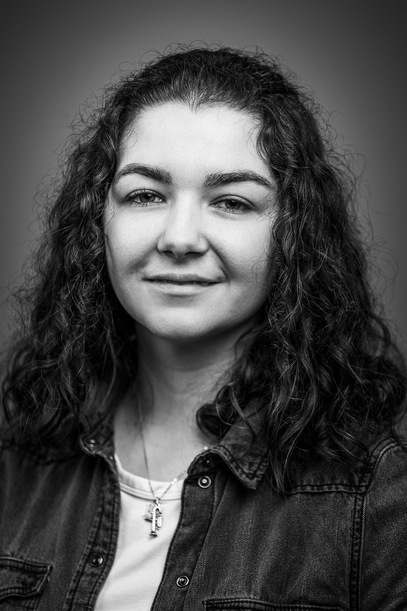 Portrait Jennifer Schönauer schwarzweiß